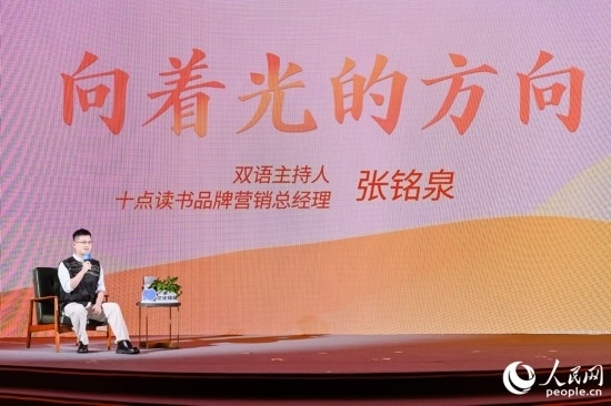 張銘泉在現(xiàn)場(chǎng)講述親歷的“小人物”故事。人民網(wǎng)攝