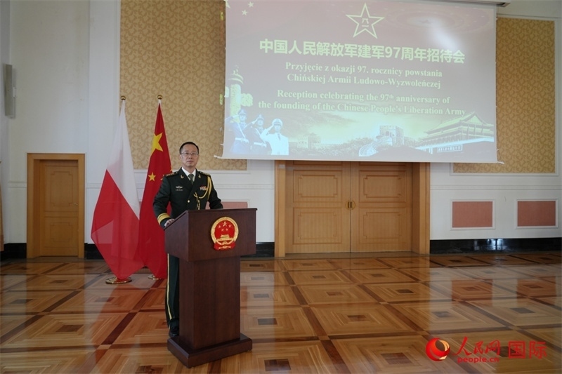 波蘭使館國防武官張寅生大校在招待會上致辭。人民網(wǎng)記者 李增偉攝