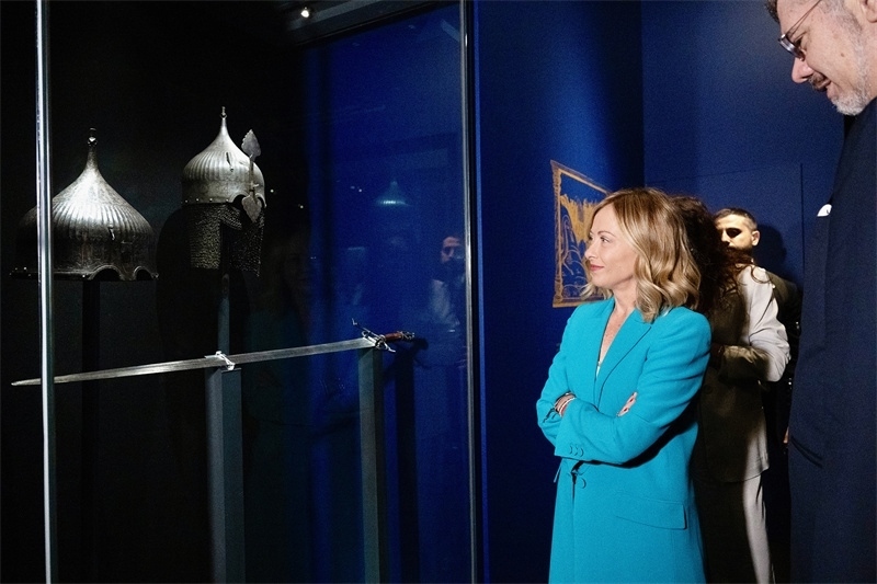 意大利總理梅洛尼參觀展覽“傳奇之旅：馬可·波羅與絲綢之路上的世界”。 (意大利總理府供圖)