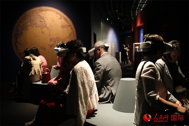 嘉賓在展覽“傳奇之旅：馬可·波羅與絲綢之路上的世界”VR體驗區(qū)參觀。人民網(wǎng) 殷韜攝