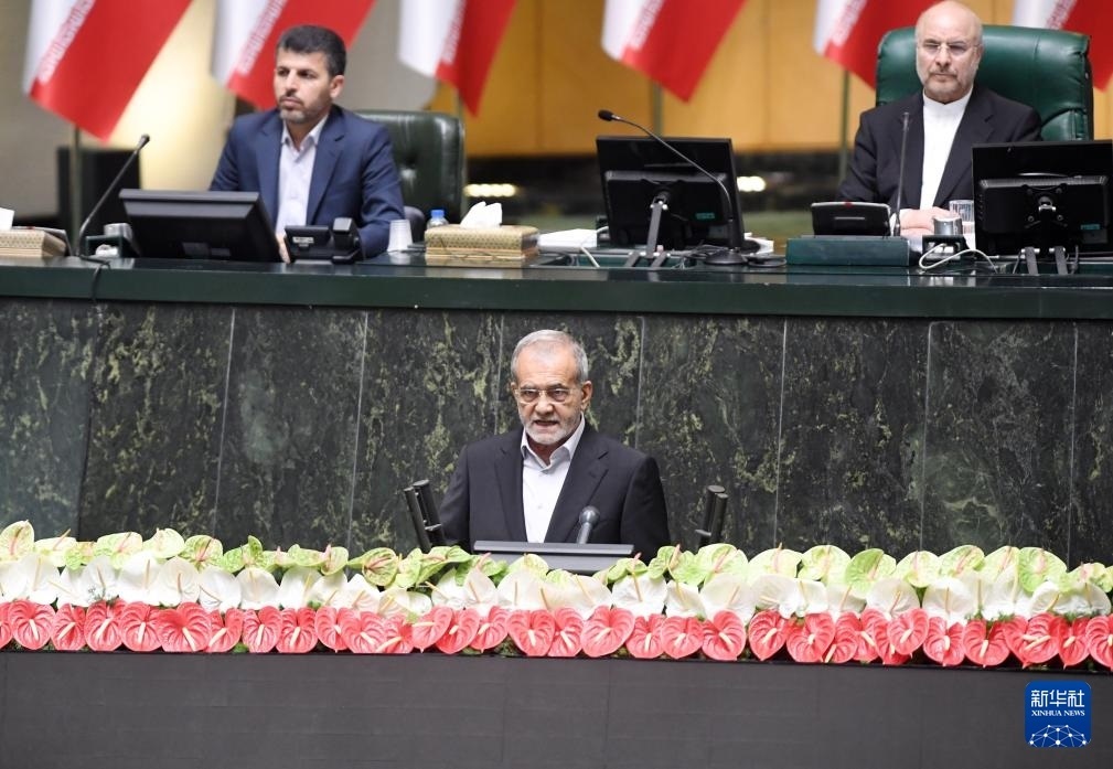 7月30日，佩澤希齊揚(yáng)（前）在伊朗德黑蘭的伊朗議會(huì)宣誓就任伊朗總統(tǒng)后發(fā)表就職演說。新華社記者 沙達(dá)提 攝