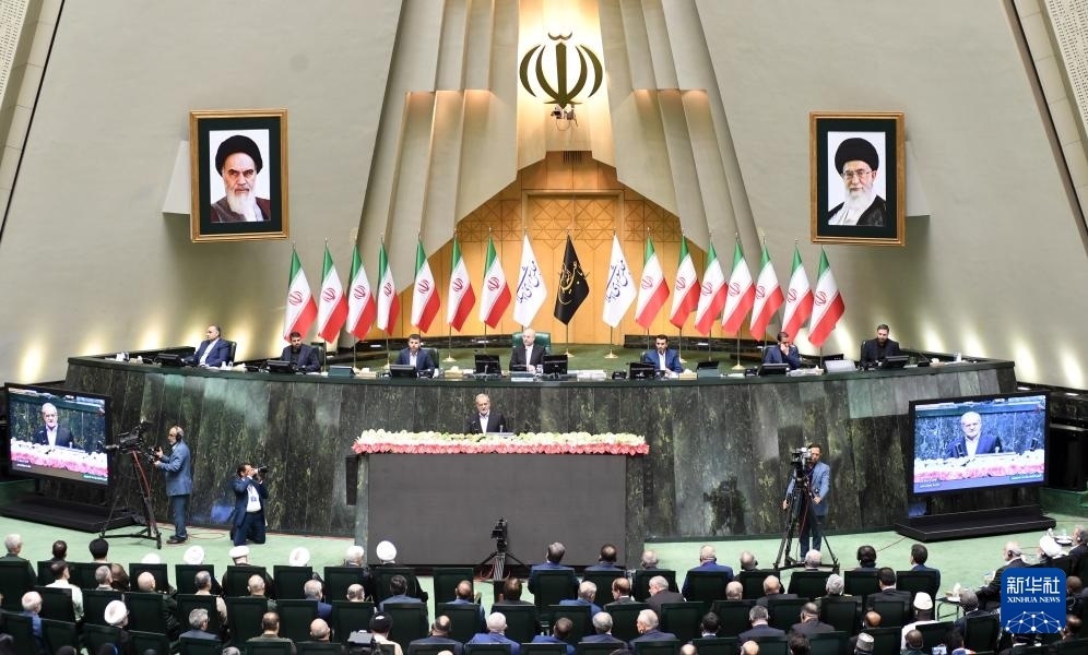 7月30日，佩澤希齊揚(yáng)（中）在伊朗德黑蘭的伊朗議會(huì)宣誓就任伊朗總統(tǒng)后發(fā)表就職演說。新華社記者 沙達(dá)提 攝