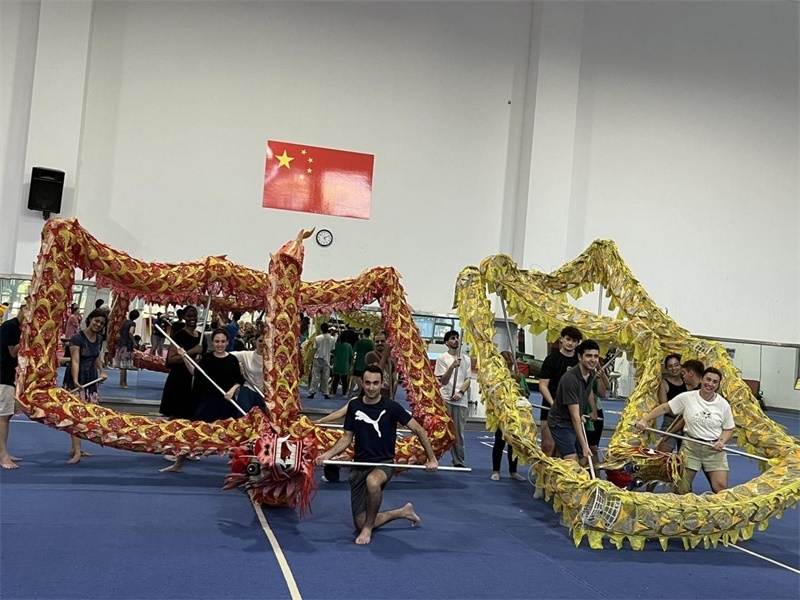 在中國和巴西共迎兩國建交50周年之際，巴西圣保羅州立大學(xué)孔子學(xué)院今年7月成功組織多批、近40名巴西青少年來華進行短期訪問交流，圖為訪問團成員在中國參加文化體驗活動。 巴西圣保羅州立大學(xué)孔子學(xué)院供圖