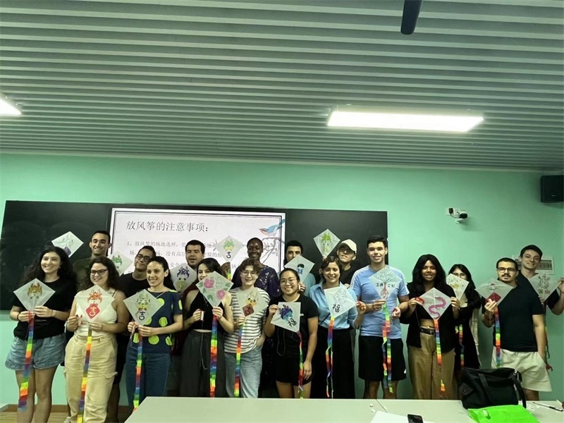 在中國和巴西共迎兩國建交50周年之際，巴西圣保羅州立大學(xué)孔子學(xué)院今年7月成功組織多批、近40名巴西青少年來華進行短期訪問交流，圖為訪問團成員參加文化體驗活動。 巴西圣保羅州立大學(xué)孔子學(xué)院供圖