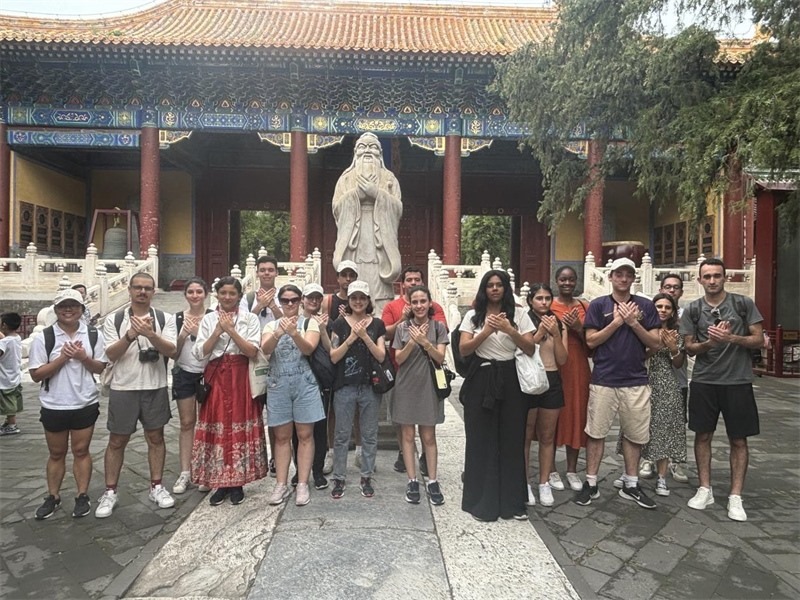 在中國和巴西共迎兩國建交50周年之際，巴西圣保羅州立大學(xué)孔子學(xué)院今年7月成功組織多批、近40名巴西青少年來華進行短期訪問交流，圖為訪問團成員參加文化體驗活動。 巴西圣保羅州立大學(xué)孔子學(xué)院供圖