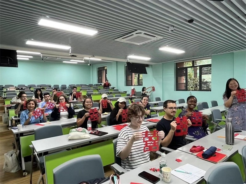 在中國和巴西共迎兩國建交50周年之際，巴西圣保羅州立大學(xué)孔子學(xué)院今年7月成功組織多批、近40名巴西青少年來華進行短期訪問交流，圖為訪問團成員參加文化體驗活動。 巴西圣保羅州立大學(xué)孔子學(xué)院供圖