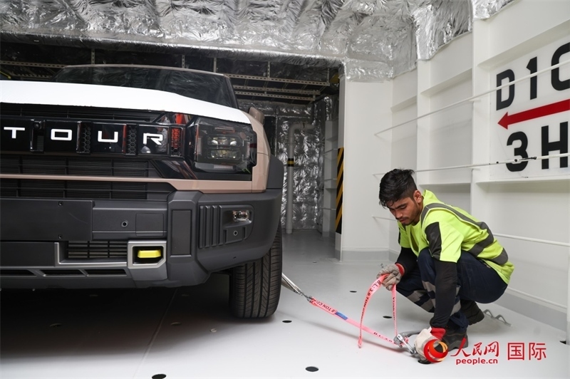 工人正在進(jìn)行卸車(chē)作業(yè)。人民網(wǎng)記者任皓宇攝