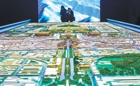 首都博物館“輝煌中軸”展廳內(nèi)，十六米長的中軸線沙盤，配以立體投影技術(shù)，展現(xiàn)北京中軸線之壯美。 本報記者 武亦彬攝