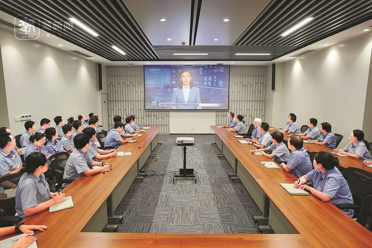 2024年8月1日晚，寧波永新光學(xué)股份有限公司員工集體觀看央視《新聞聯(lián)播》關(guān)于國(guó)家主席習(xí)近平給包陪慶、曹其鏞等祖籍寧波的香港企業(yè)家回信的報(bào)道。潮新聞?dòng)浾?賀元?jiǎng)P 彭鵬 周旭輝 攝