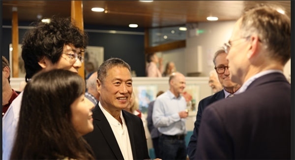 盧中見與嘉賓交流中國畫。許晉熙攝