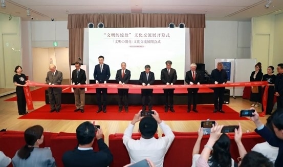 中外嘉賓共同為“文明的綻放”文化交流展開(kāi)幕式剪彩。中國(guó)外文局國(guó)際傳播發(fā)展中心供圖