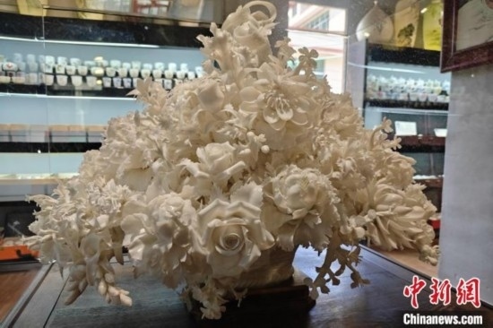 福建德化陶瓷以“白”見長(zhǎng)，因白如雪、明如鏡、薄如紙、聲如磬、潤(rùn)如玉而享譽(yù)世界。 吳冠標(biāo) 攝