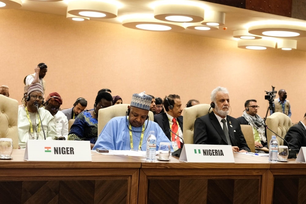 1月20日，與會(huì)代表出席在烏干達(dá)首都坎帕拉舉行的不結(jié)盟運(yùn)動(dòng)第19次峰會(huì)閉幕式。新華社發(fā)（阿佳拉·納瓦達(dá)攝）