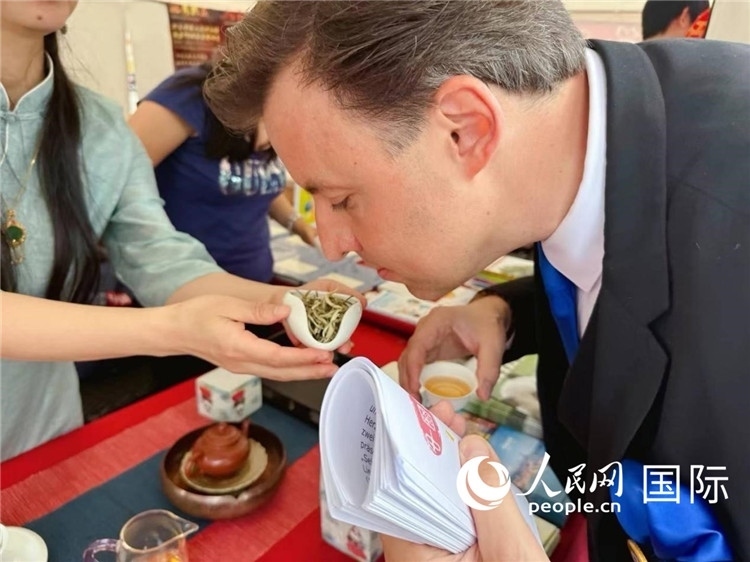 德國市民品鑒中國茶。人民網(wǎng)記者 劉赫攝