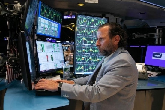 5月3日，交易員在美國紐約證券交易所交易大廳工作。新華社發(fā)（郭克攝）