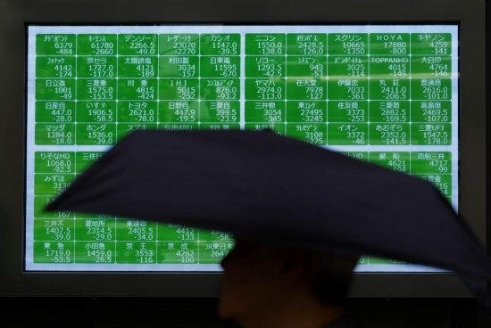 8月2日，在日本東京，行人經(jīng)過一處股指信息電子顯示屏。新華社記者張笑宇攝