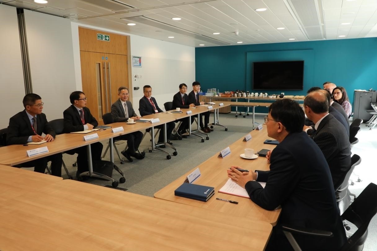 圖為中國駐英國大使鄭澤光與項目運營團(tuán)隊及企業(yè)合作機(jī)構(gòu)負(fù)責(zé)人座談現(xiàn)場。中國駐英國使館供圖