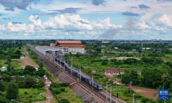 8月5日，由老撾籍火車司機(jī)獨立駕駛的滿載貨物的列車駛出萬象站，向中國昆明進(jìn)發(fā)（無人機(jī)照片）。新華社發(fā)（楊永全 攝）