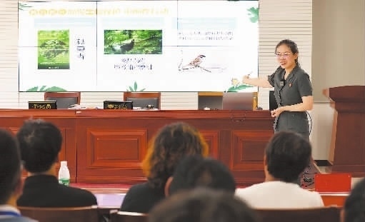 圖②：法官給旁聽(tīng)群眾講解破壞生態(tài)環(huán)境的危害和法律后果。