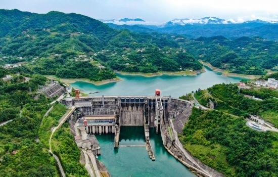 這是陜西安康水電站大壩（2024年6月21日攝，無(wú)人機(jī)照片）。新華社記者 蔡湘鑫 攝