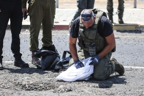 8月6日，在以色列納哈里亞，警方在無(wú)人機(jī)襲擊現(xiàn)場(chǎng)開展工作。以色列國(guó)防軍6日發(fā)表聲明說，多架無(wú)人機(jī)當(dāng)天從黎巴嫩射向以色列，造成以色列邊境城市納哈里亞數(shù)名平民受傷。新華社/基尼圖片社