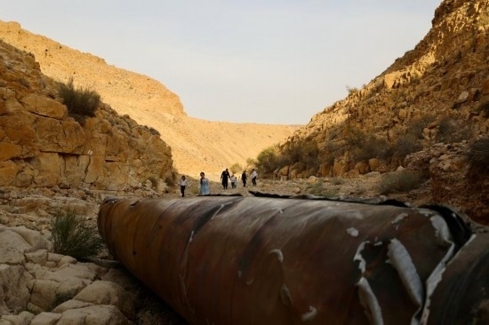 這是4月28日在以色列南部城市阿拉達附近拍攝的伊朗導彈殘骸。新華社發(fā)（賈馬爾·阿瓦德攝）