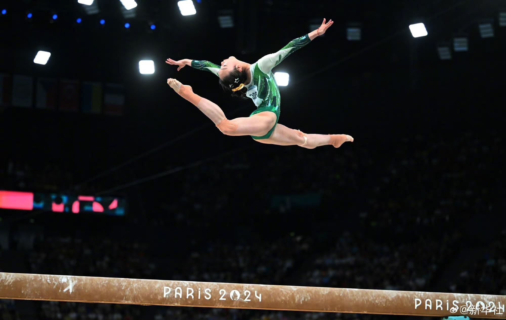 巴黎奧運(yùn)會(huì)體操女子平衡木比賽中，中國選手周雅琴的靚麗身姿