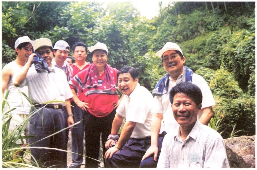 1999年6月，習(xí)近平在福州森林公園參加紀(jì)念毛主席“發(fā)展體育運(yùn)動(dòng)，增強(qiáng)人民體質(zhì)”題詞47周年登山健身活動(dòng)。（資料照片，來源：《習(xí)近平在福建》（下））