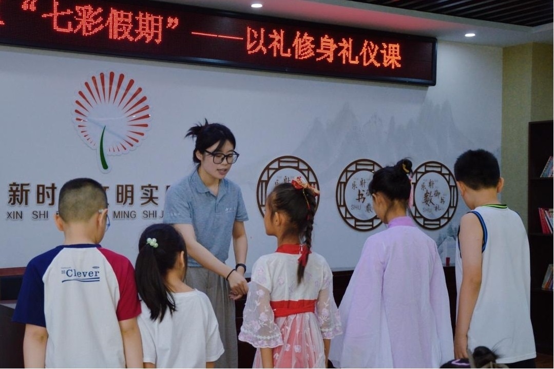 曲阜市小雪街道如意社區(qū)新時代文明實踐站以禮修身禮儀課。謝婉瑩 攝