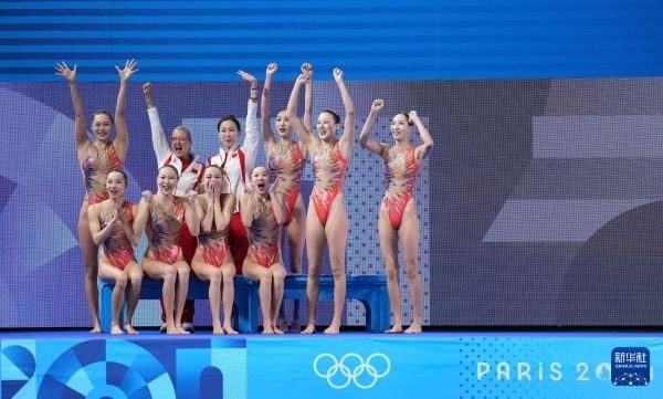 北京時(shí)間8月8日凌晨，巴黎奧運(yùn)會(huì)花樣游泳集體項(xiàng)目的最后一項(xiàng)比賽集體技巧自選在巴黎奧林匹克水上運(yùn)動(dòng)中心舉行。中國(guó)隊(duì)奪得花樣游泳集體項(xiàng)目金牌。圖為中國(guó)隊(duì)在比賽后慶祝奪冠。新華社記者 薛宇舸 攝