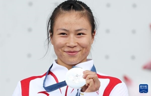 北京時(shí)間8月7日，在巴黎奧運(yùn)會(huì)攀巖女子速度賽比賽中，中國(guó)選手鄧麗娟獲得銀牌。圖為亞軍中國(guó)選手鄧麗娟在頒獎(jiǎng)儀式上。新華社記者 高靜 攝