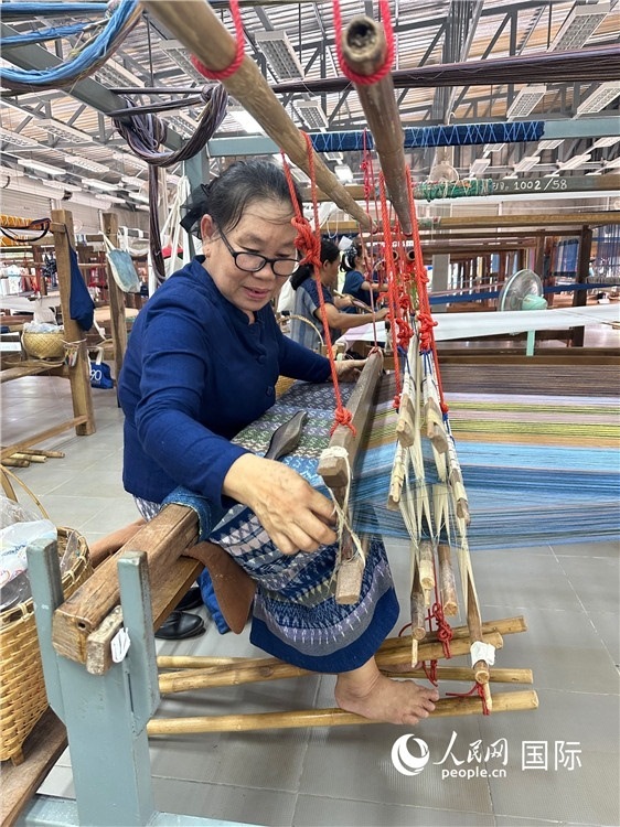 傳統(tǒng)手工織布。人民網(wǎng)記者 簡承淵攝