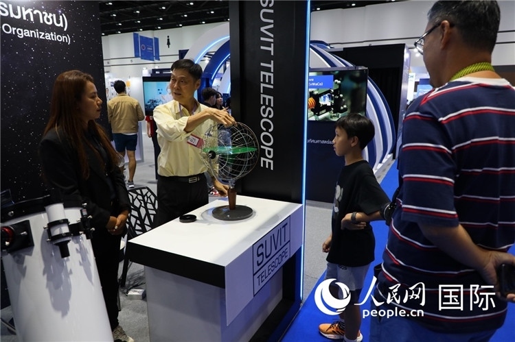 專家向觀眾講述航天知識(shí)。人民網(wǎng)記者簡(jiǎn)承淵攝。