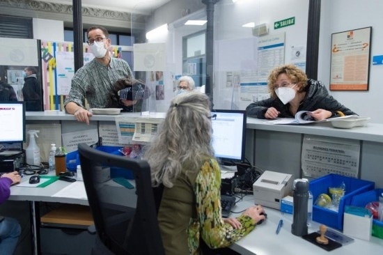 1月15日，人們?cè)谖靼嘌礼R德里一家診所內(nèi)就診。新華社發(fā)（古斯塔沃·巴連特?cái)z）