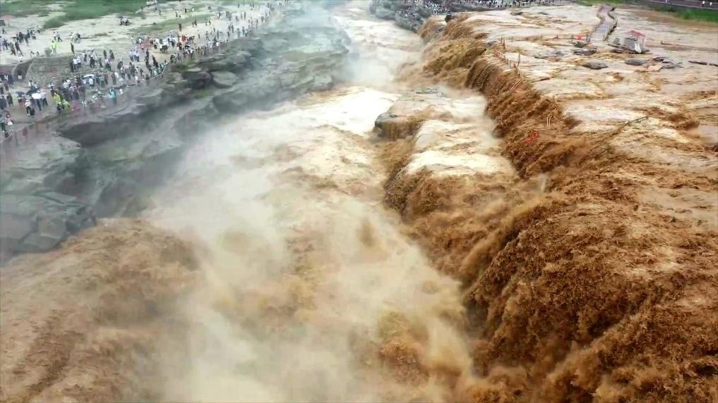 黃河壺口瀑布水量大增，出現(xiàn)壯美黃色瀑布群景觀。新華社發(fā) 呂桂明 攝