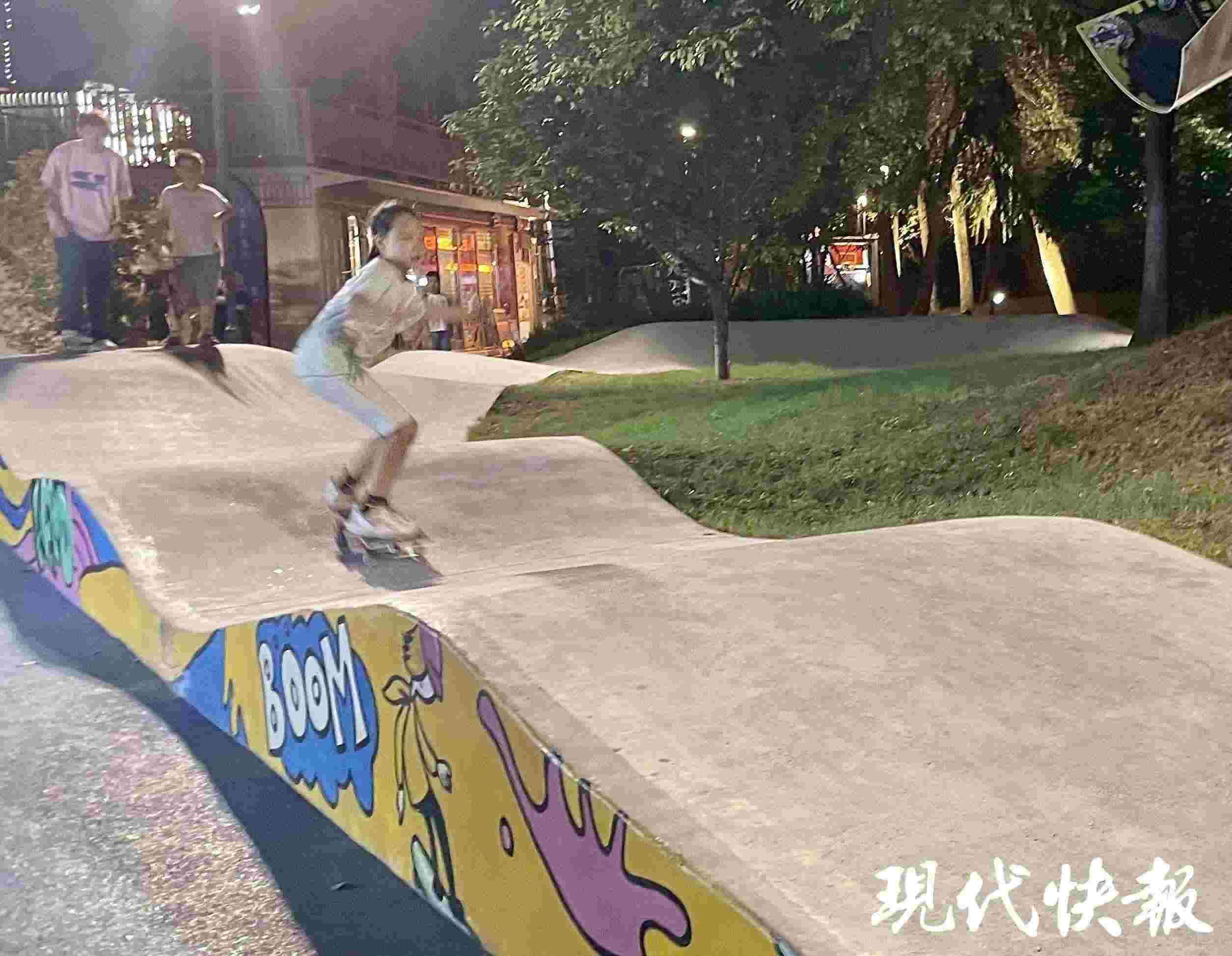 南京西城·夜未央的滑板場地上，一群青少年正在玩滑板