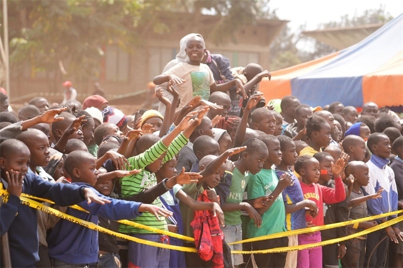 孩子們觀看達(dá)人秀。主辦方供圖