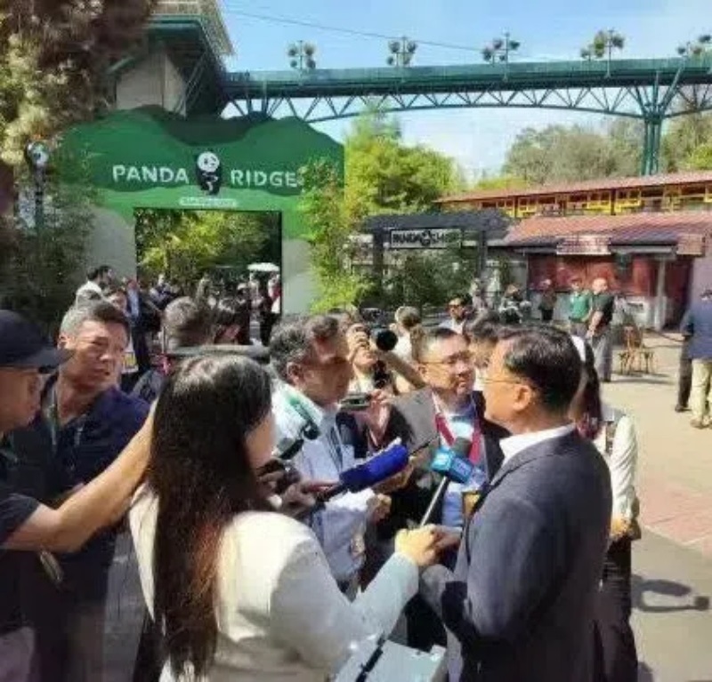 謝鋒大使現(xiàn)場接受記者采訪。中國駐美大使館供圖