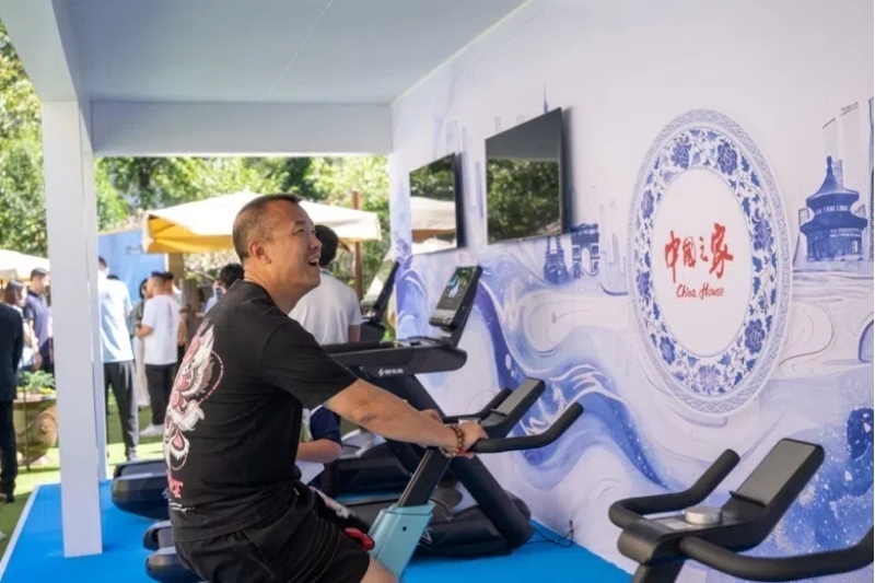 參觀者在智慧體育公園體驗(yàn)動(dòng)感單車。巴黎