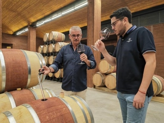  8月7日，尼古拉·格里馬（左）與同事在酒窖中。新華社記者 劉海 攝