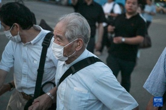 8月12日晚，侵華日軍第七三一部隊（簡稱“731部隊”）“少年隊”原隊員清水英男，乘機抵達哈爾濱。新華社記者 王松 攝