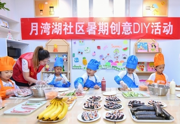 漯河市月灣湖社區(qū)青少年活動室里，志愿者教孩子們做手工。 齊國霞攝