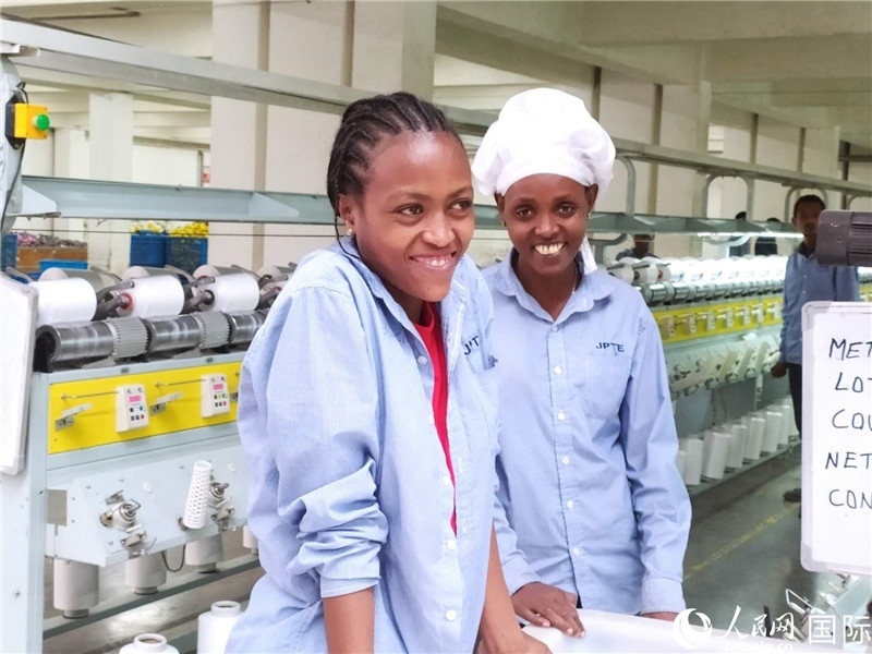 無錫金茂埃塞面料廠車間的當(dāng)?shù)嘏?。人民網(wǎng)記者黃培昭攝