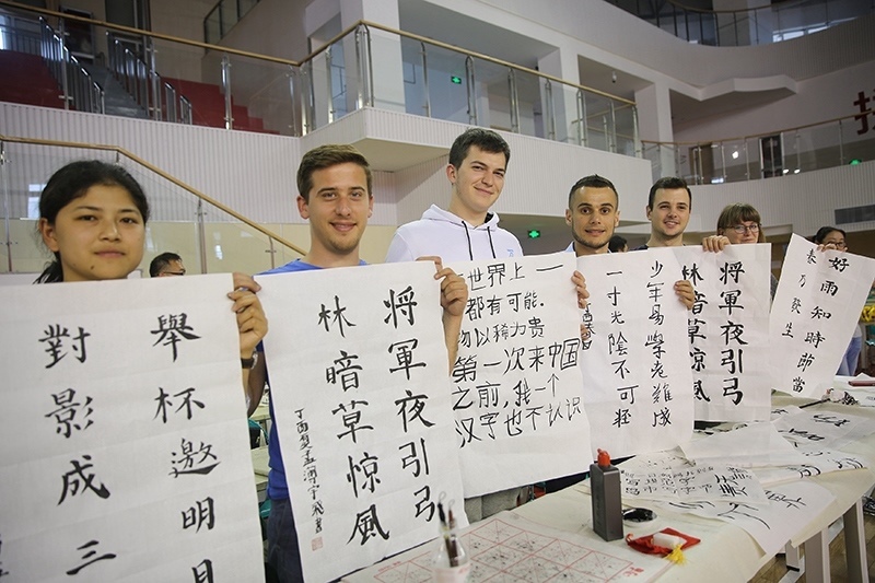 2017年6月5日，來自青島大學(xué)和中國石油大學(xué)（華東）的外國留學(xué)生在展示現(xiàn)場完成的書法作品。