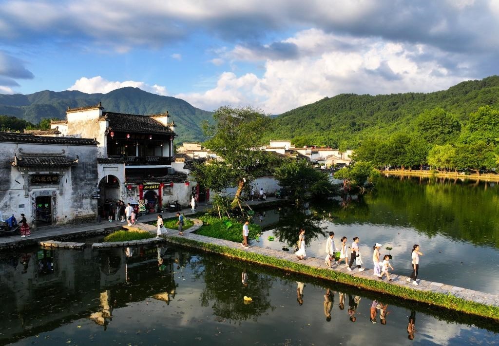 2024年7月7日，游客在安徽省黃山市黟縣宏村游玩。新華社記者杜宇攝