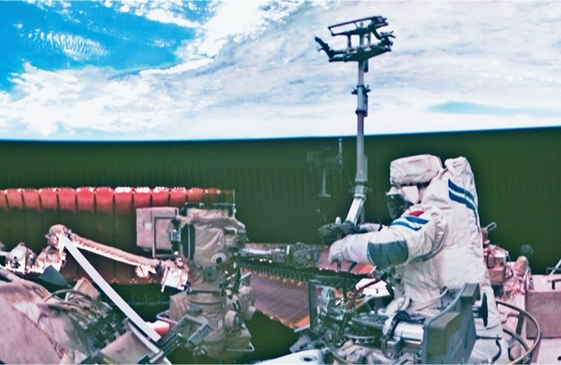 黨的十八大以來，我國科技事業(yè)取得歷史性成就、發(fā)生歷史性變革，科技自立自強成果持續(xù)涌現(xiàn)。圖為2024年7月3日在北京航天飛行控制中心拍攝的神舟十八號航天員李聰在空間站組合體艙外作業(yè)的畫面。 新華社記者 郭中正/攝