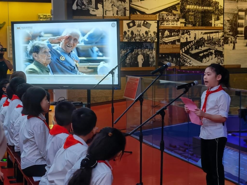 南京市科睿小學(xué)二年級(jí)學(xué)生章若初為大家講述抗戰(zhàn)老兵手印的故事。 新華社記者 邱冰清 攝