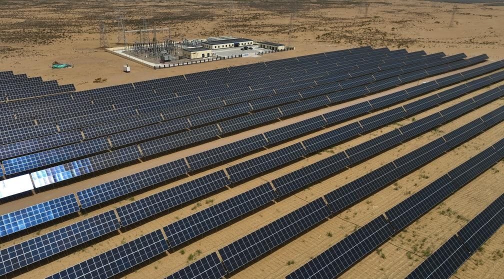 這是2024年5月16日拍攝的內(nèi)蒙古巴彥淖爾市磴口縣烏蘭布和沙漠光伏基地。新華社記者李云平攝