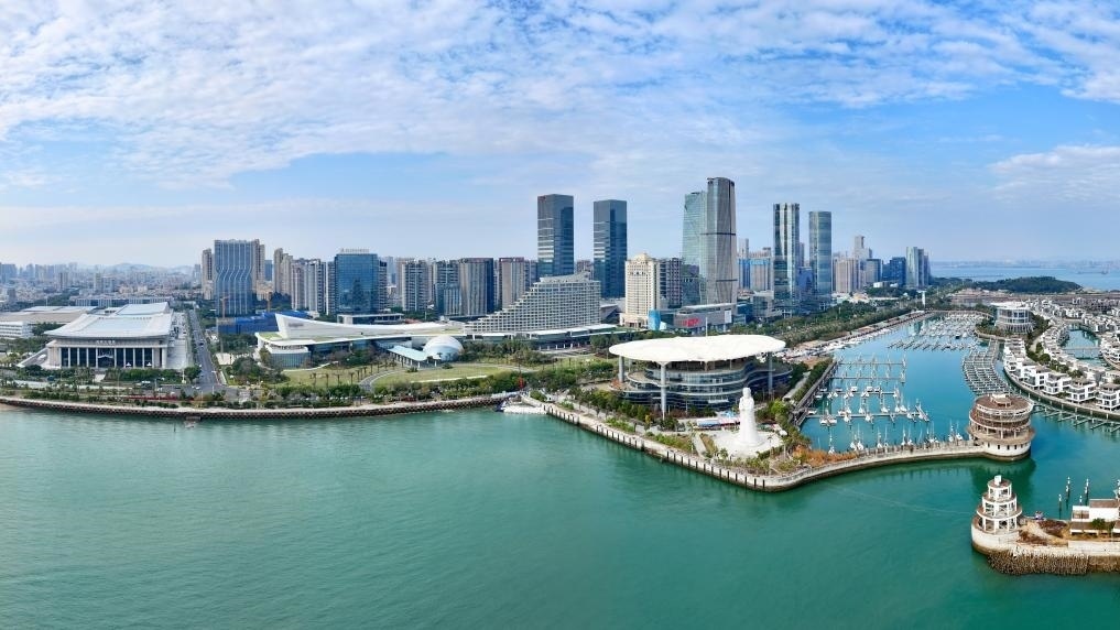 2024年1月24日拍攝的廈門國際會(huì)議中心、環(huán)島路一帶濱海城市景觀。新華社記者姜克紅攝