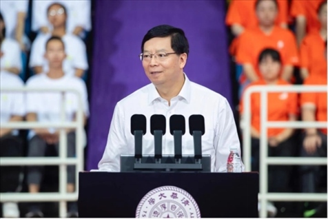 邱勇為新生講授開學(xué)第一課。學(xué)校供圖